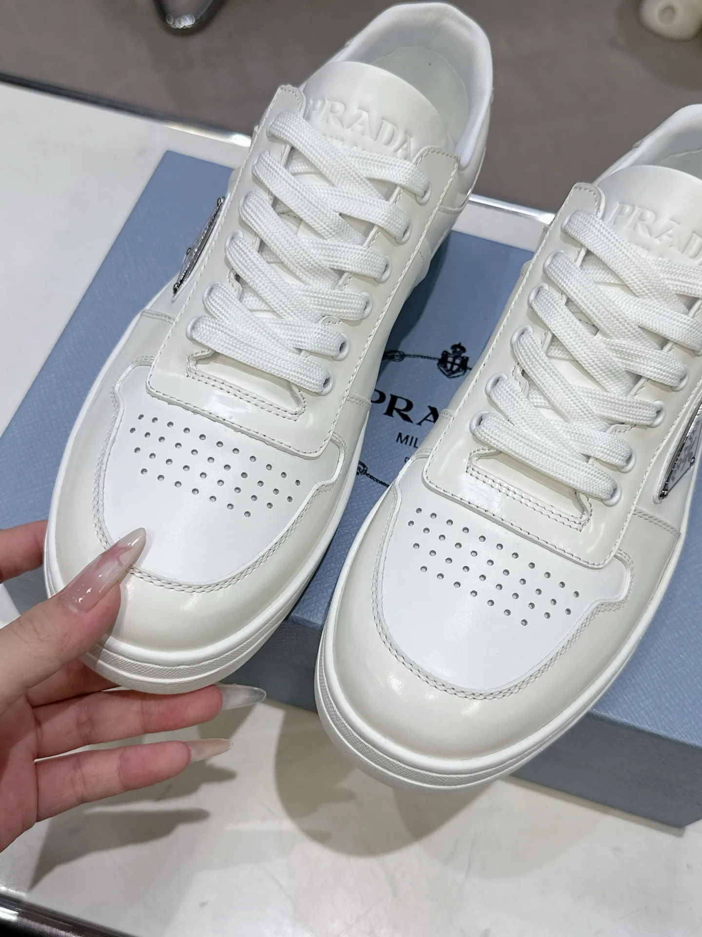 👟👟Ex-factory price 580👟👟 Couple style Prada Latest Downtown Bold series Triangle logo Casual sneakers White shoes Original purchase, development and production Downtown Bold sneakers are inspired by the basketball shoes of the 1980s, with a sporty design and exquisite details. Crafted from perforated leather, the statement platform sole provides a unique, modern style. The Prada logo is interpreted from different angles, decorated with the iconic enameled triangular metal logo, highlighting the unique classic style. Exquisite packaging at the delivery counter🛍📦 ▪️Fabric: Original custom imported first-layer cowhide ▪️Lining: Original imported soft sheepskin ▪️Outsole: Original open-molded rubber bottom material ▪️Size: Women's 35-40 Men's 39-45
